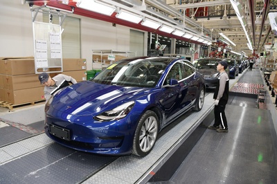 上海产特斯拉正式交付，开启中国新能源汽车新篇章